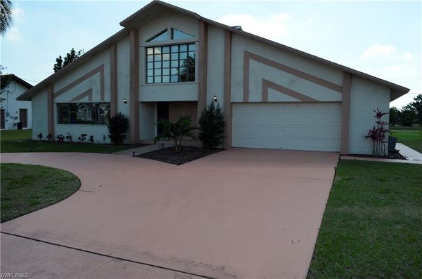Attached, Exterior, Facade, Modern