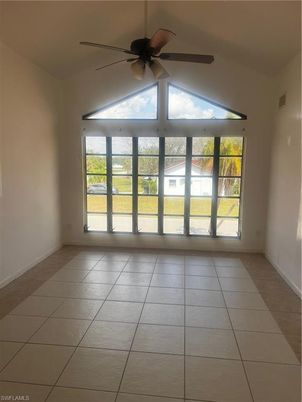 Empty room, Interior