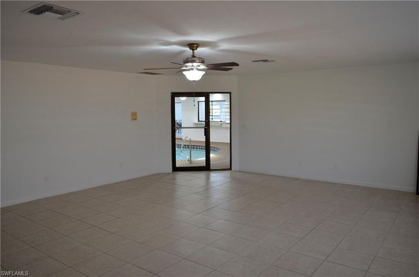 Empty room, Interior
