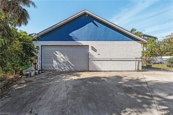 Detached Garage, Exterior