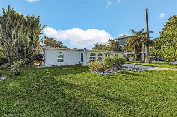 Backyard, Exterior, Facade, Ranch
