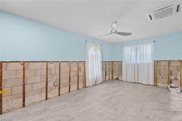 Empty room, Interior