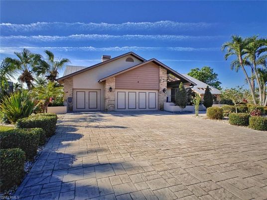 Attached, Exterior, Facade, Ranch