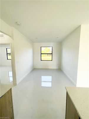 Empty room, Interior