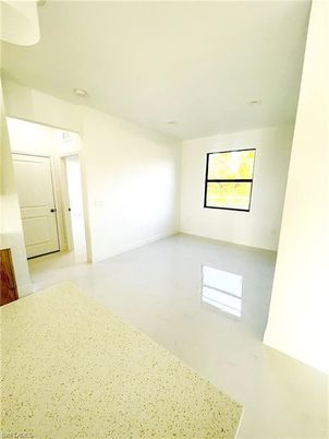 Empty room, Interior