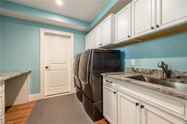 Interior, Recessed Lighting, Washer, Wood Texture Flooring