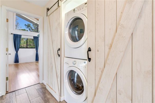 Interior, Utility Closets, Washer, Wood Texture Flooring