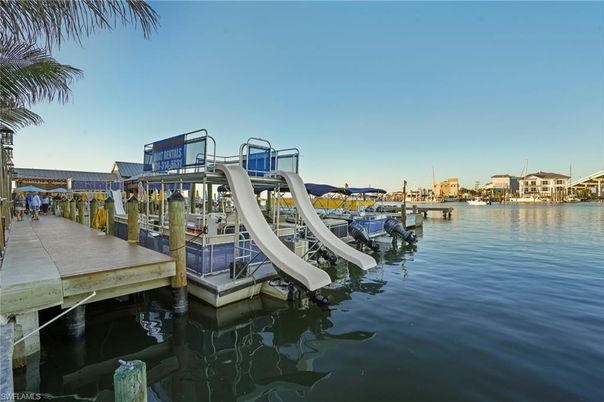 Exterior, Lake