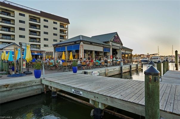 Exterior, Lake