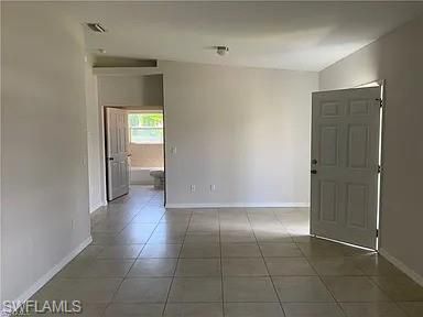 Empty room, Interior