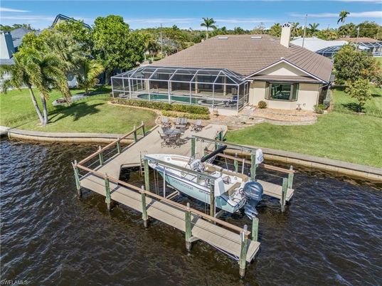 Exterior, Lake