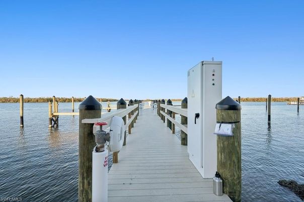 Exterior, Lake