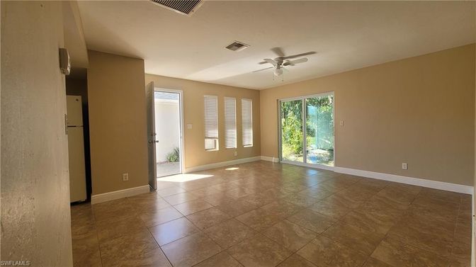 Empty room, Interior