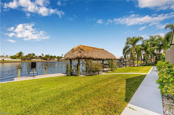 Exterior, Lake