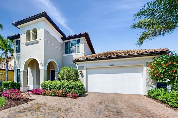 Attached, Exterior, Facade, Mediterranean