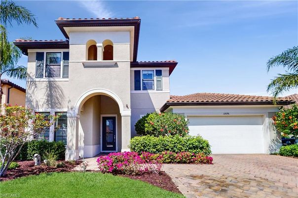 Attached, Exterior, Facade, Mediterranean