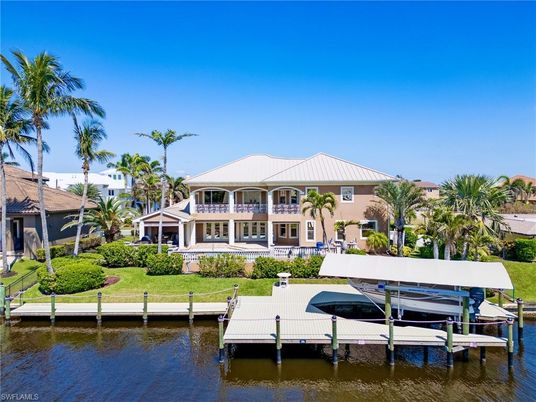 Exterior, Lake