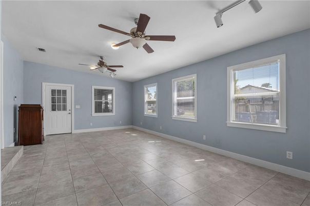 Empty room, Interior
