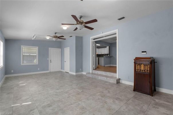 Empty room, Interior