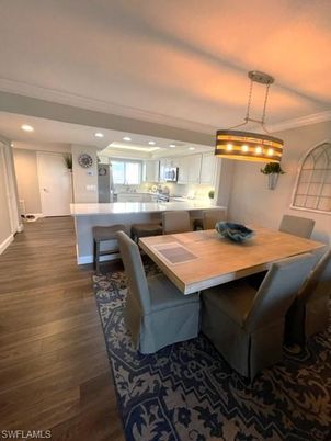 Dining room, Interior, Kitchen, Pendant Lights, Recessed Lighting, Wood Texture Flooring