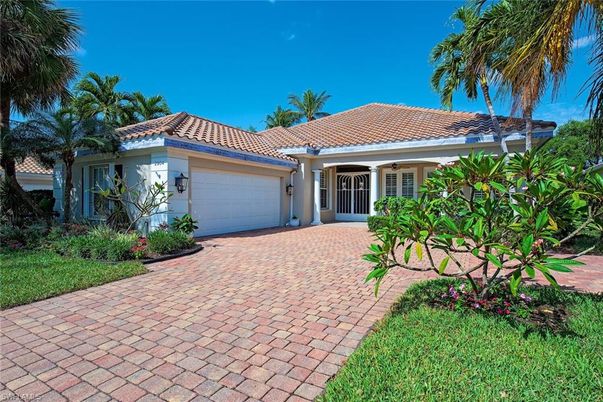 Attached, Exterior, Facade, Mediterranean