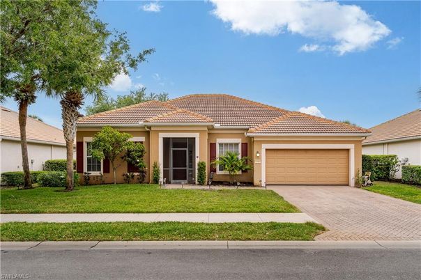 Attached, Exterior, Facade, Mediterranean
