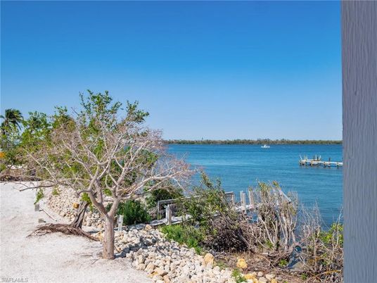 Exterior, Lake