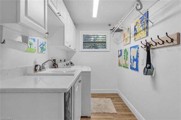 Interior, Recessed Lighting, Washer, Wood Texture Flooring