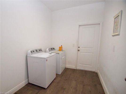 Interior, Washer, Wood Texture Flooring