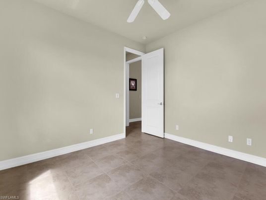Empty room, Interior