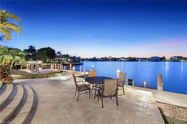 Exterior, Lake