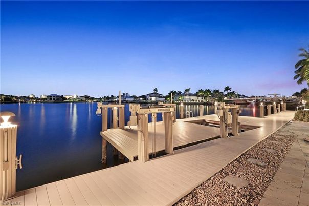 Exterior, Lake