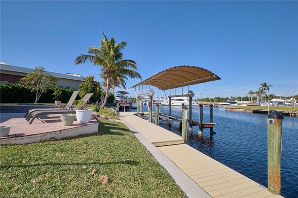 Exterior, Lake
