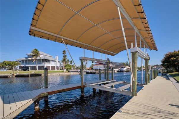Exterior, Lake