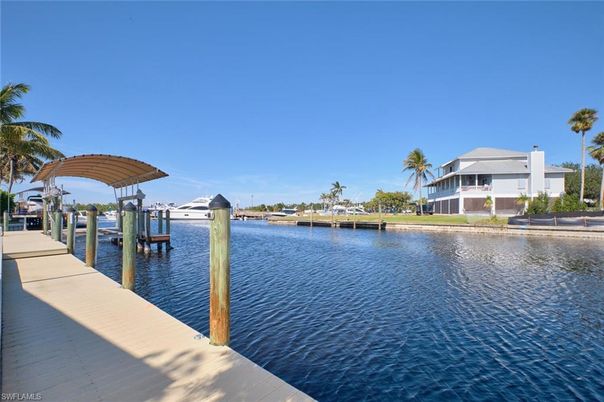 Exterior, Lake