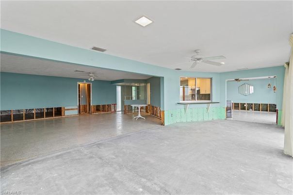 Empty room, Interior