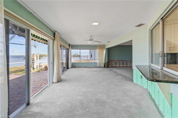 Empty room, Interior, Water