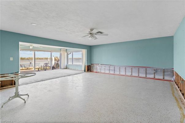 Empty room, Interior
