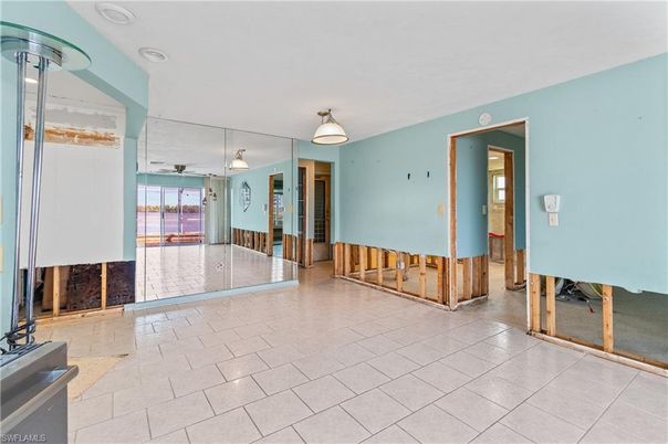 Empty room, Interior