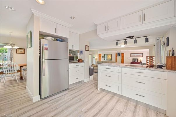 Dining room, Interior, Kitchen, Pendant Lights, Recessed Lighting, Wood Texture Flooring