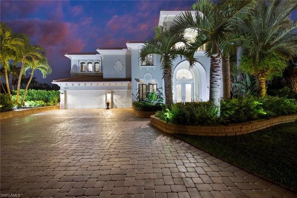 Attached, Exterior, Facade, Mediterranean