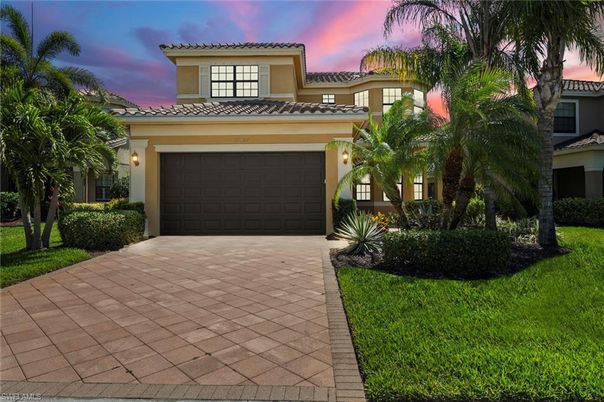 Attached, Exterior, Facade, Mediterranean