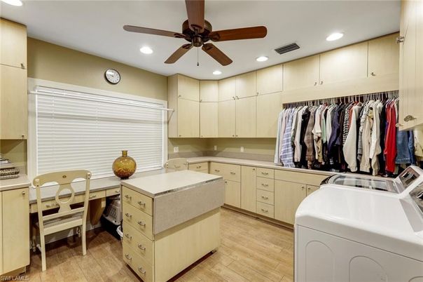 Interior, Recessed Lighting, Washer, Wood Texture Flooring