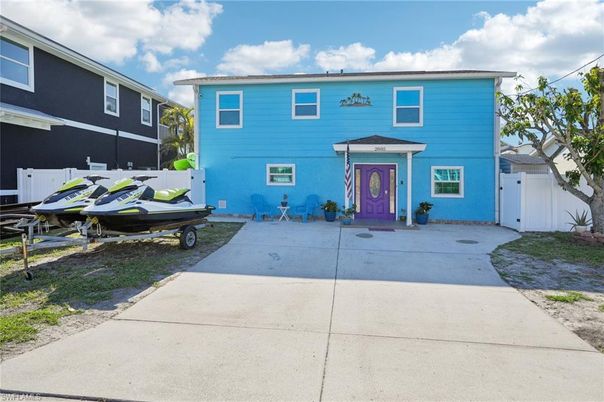 Backyard, Exterior, Facade, Raised Ranch