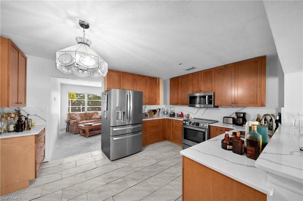 Chandelier, Interior, Kitchen, Living room, Stainless Steel Appliances
