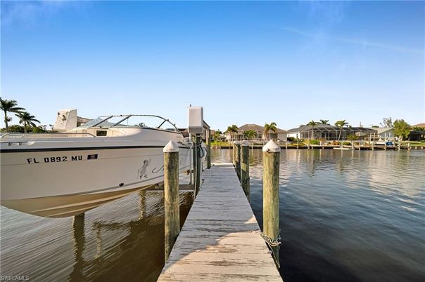 Exterior, Lake