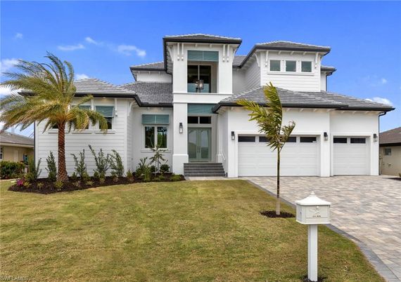 Attached, Exterior, Facade, Mediterranean