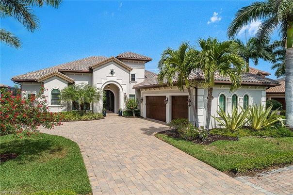Attached, Exterior, Facade, Mediterranean