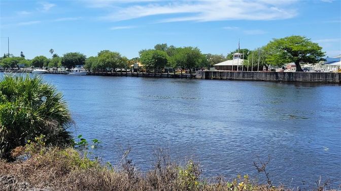 Exterior, Lake