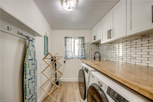 Interior, Washer, Wood Texture Flooring